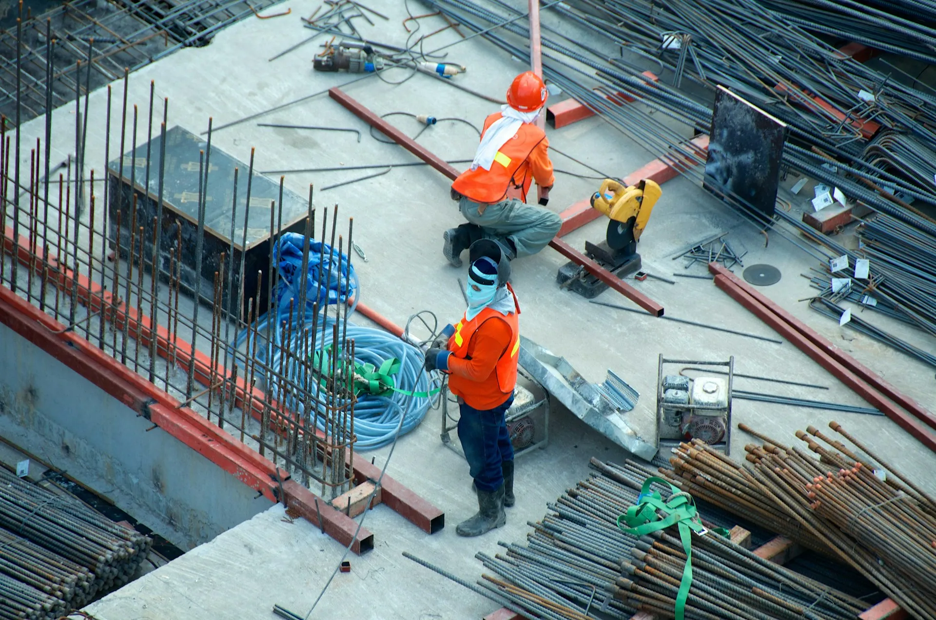 Handwerker beim Arbeiten auf einer Baustelle