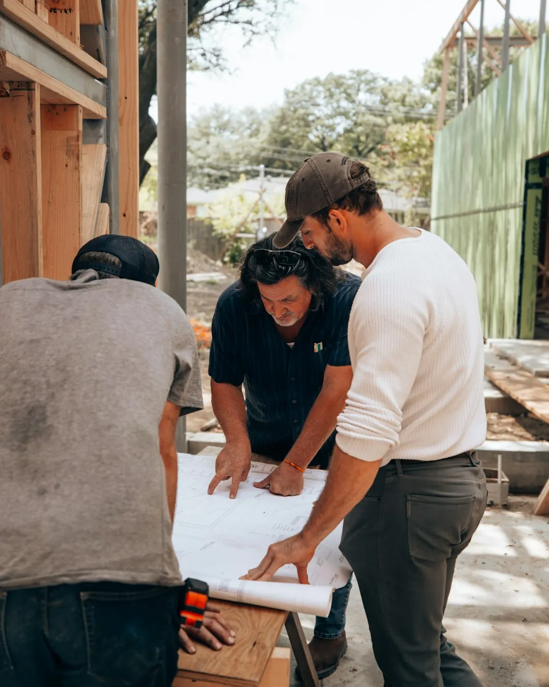 Bauleiter und Architekt besprechen Pläne auf Baustelle