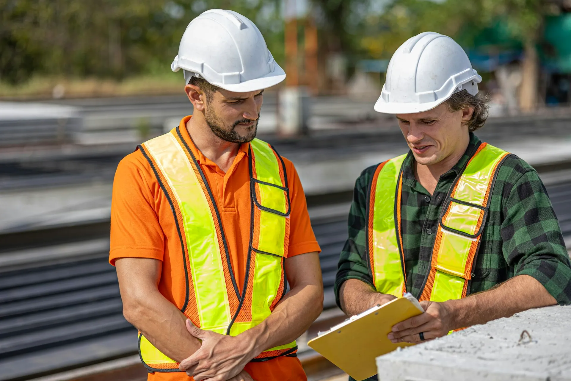 Handwerker-Team bespricht Pläne auf der Baustelle