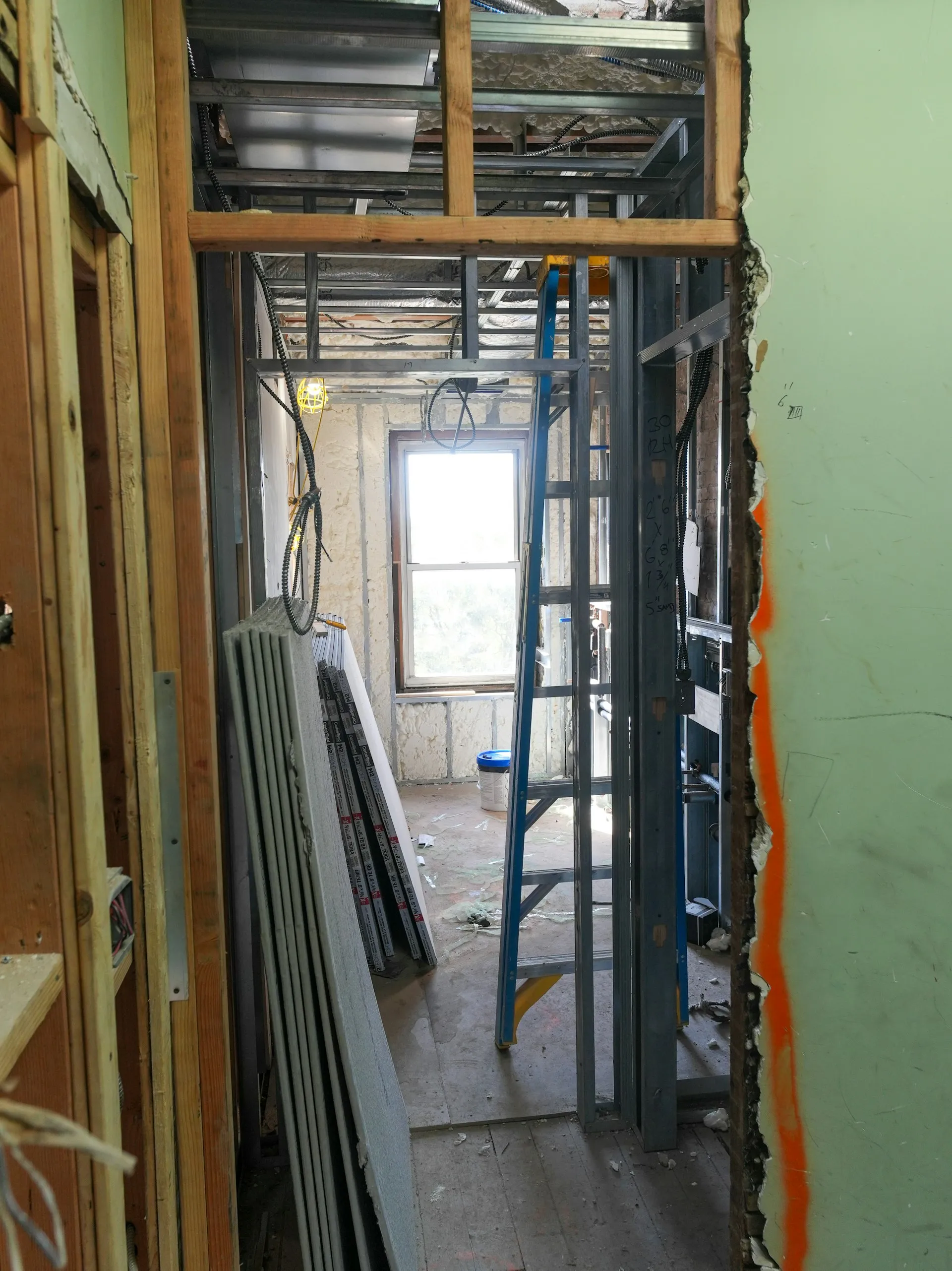 Trockenbau-Innenausbau mit Ständerwerk und Gipskartonplatten